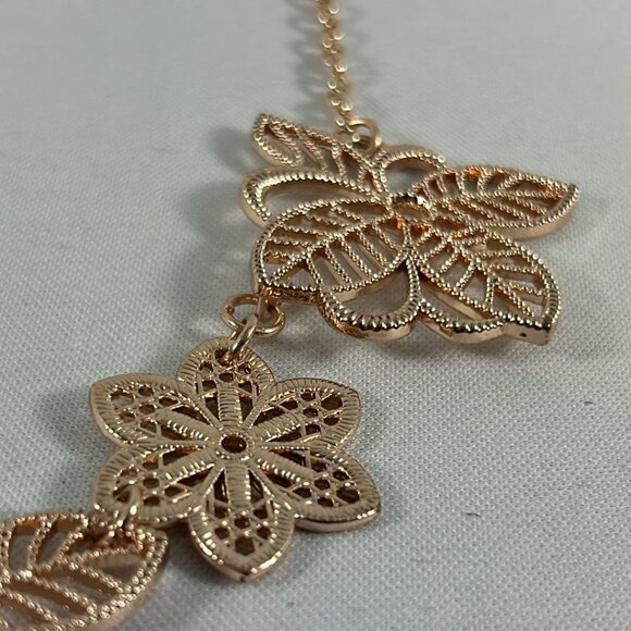1946 Gold Tone Open Work Flower Necklace Bib Style Floral Statement - Picture 6 of 11